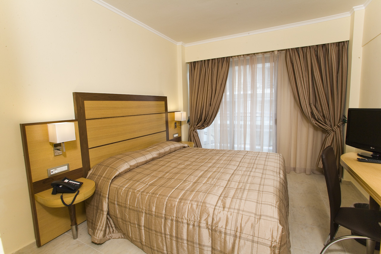 Manousos City Hotel 3*